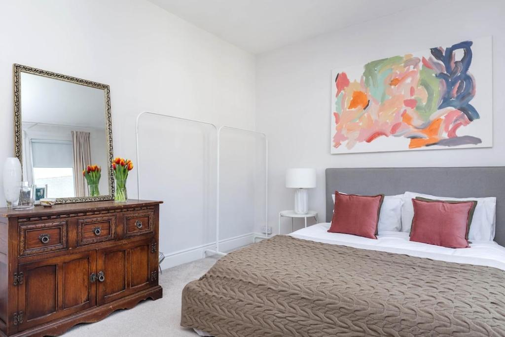 Newly Renovated Large 4/5 Bedroom Victorian Terrace House With Garden. Лондон Екстериор снимка